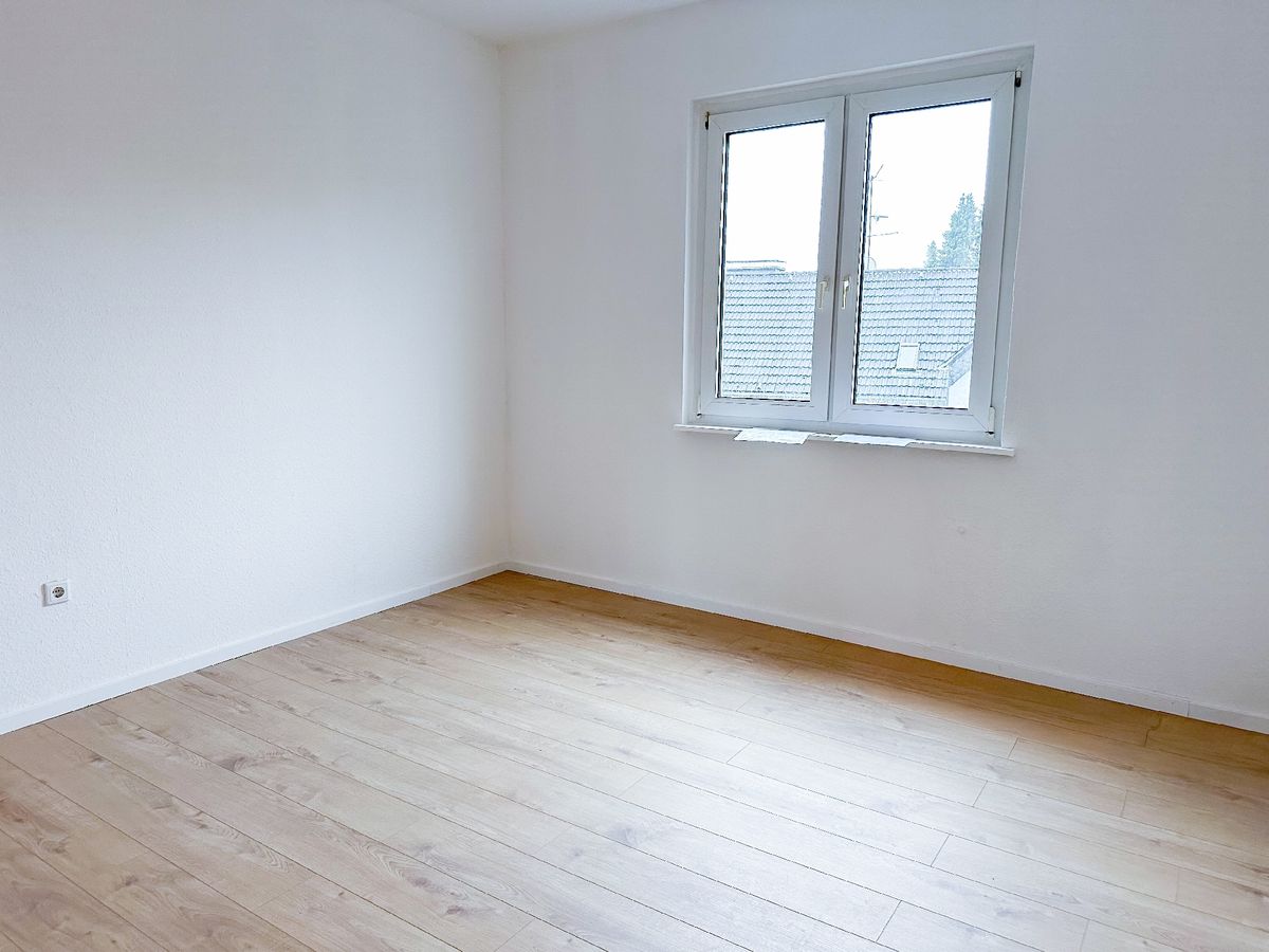 Küche mit Zugang zum Wohnbreich und Hobbyraum