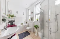 EG: modernes Tageslichtbad