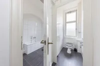 OG: Badezimmer mit separatem WC