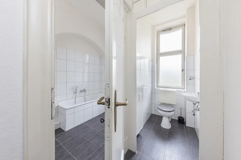 OG: Badezimmer mit separatem WC