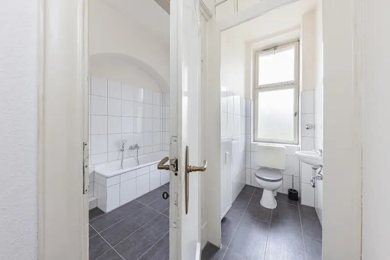 OG: Badezimmer mit separatem WC