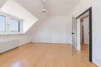 lichtdurchflutetes Wohnzimmer