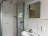 Badezimmer mit Dusche und Wanne