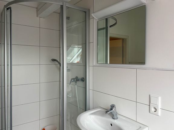 Badezimmer mit Dusche und Wanne