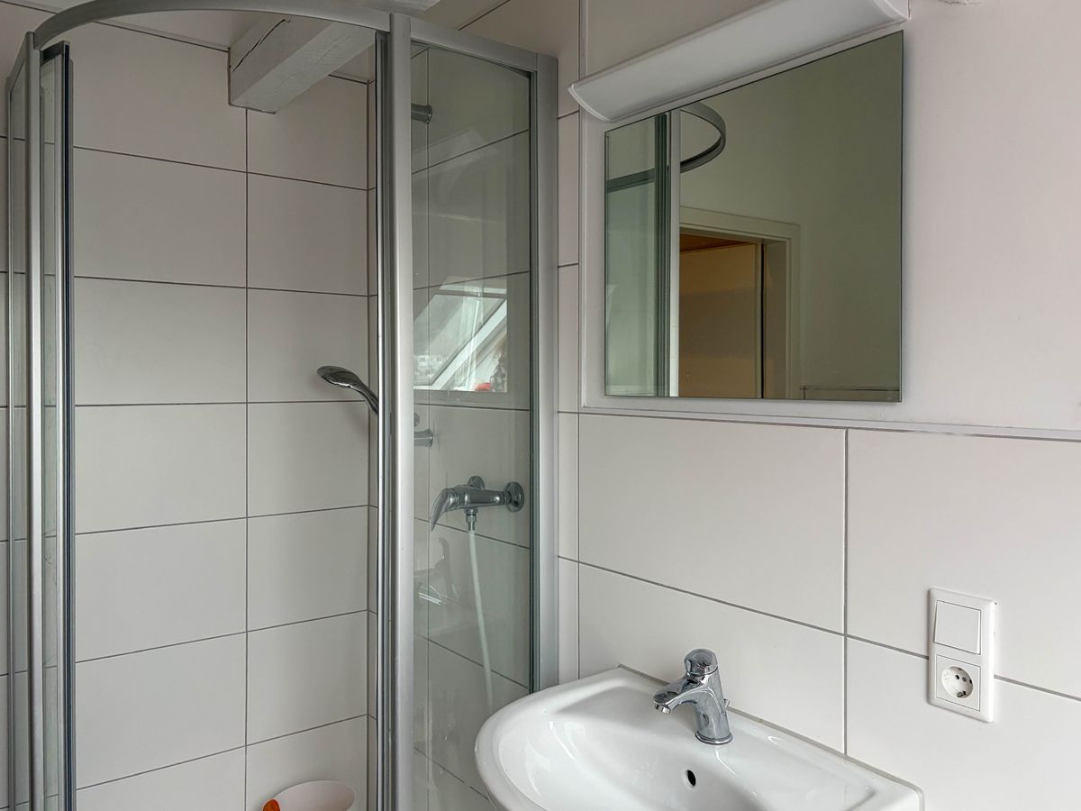 Badezimmer mit Dusche und Wanne