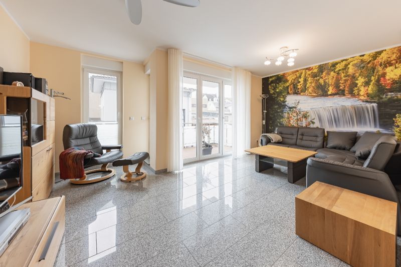 Wohnbereich mit Zugang zum Balkon