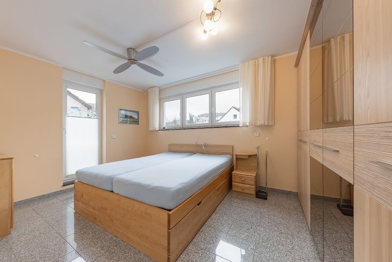 Schlafzimmer mit Zugang zur Terrasse