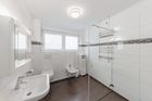 großes Badezimmer mit Dusche