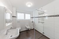 großes Badezimmer mit Dusche