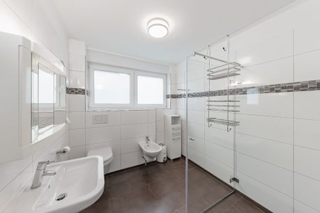 großes Badezimmer mit Dusche