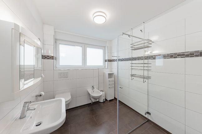 großes Badezimmer mit Dusche