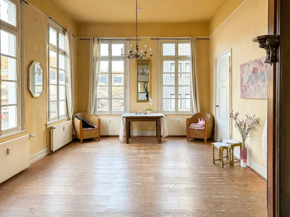 lichtdurchflutetes Zimmer