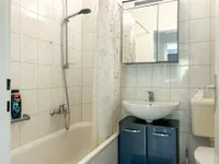 Badezimmer mit Duschwanne