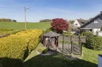 Blick in den Garten und darüber hinaus
