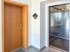 Barrierefreier Eingang mit Aufzug