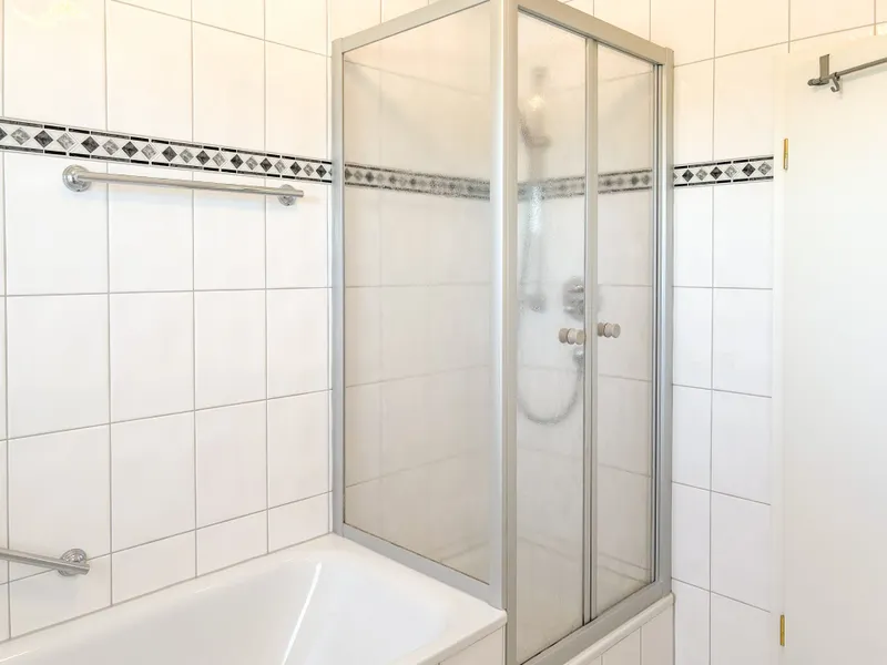 Badezimmer mit Dusche und Wanne