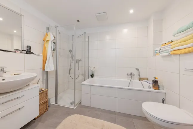 Badezimmer mit Dusche und Wanne