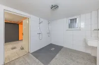 Modernes Duschbad