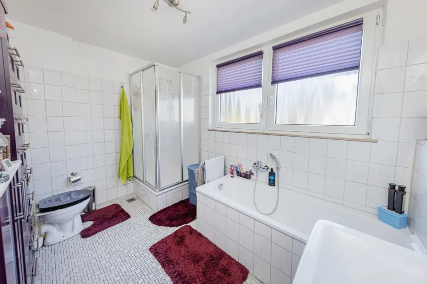 Tageslichtbad mit Dusche und Wanne