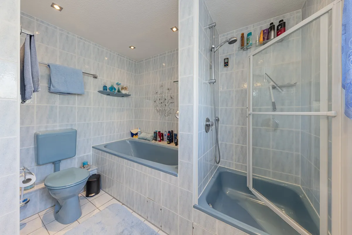 großes Badezimmer