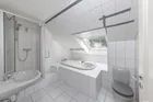 Familienbad mit Wanne, Dusche und Fenster