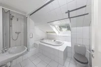 Familienbad mit Wanne, Dusche und Fenster