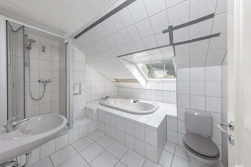 Familienbad mit Wanne, Dusche und Fenster