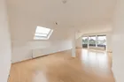 lichtdurchflutetes Wohnzimmer