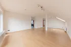 großzügiges Wohnzimmer