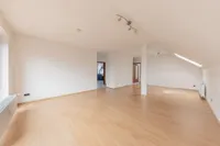 großzügiges Wohnzimmer