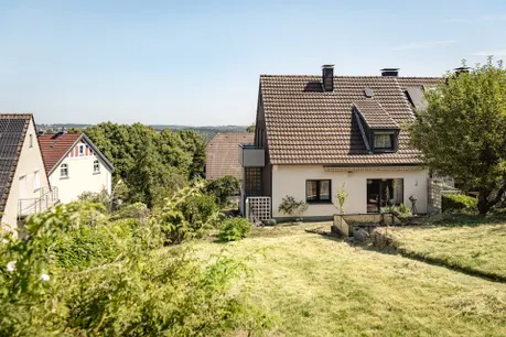 Blick auf das Haus vom Garten