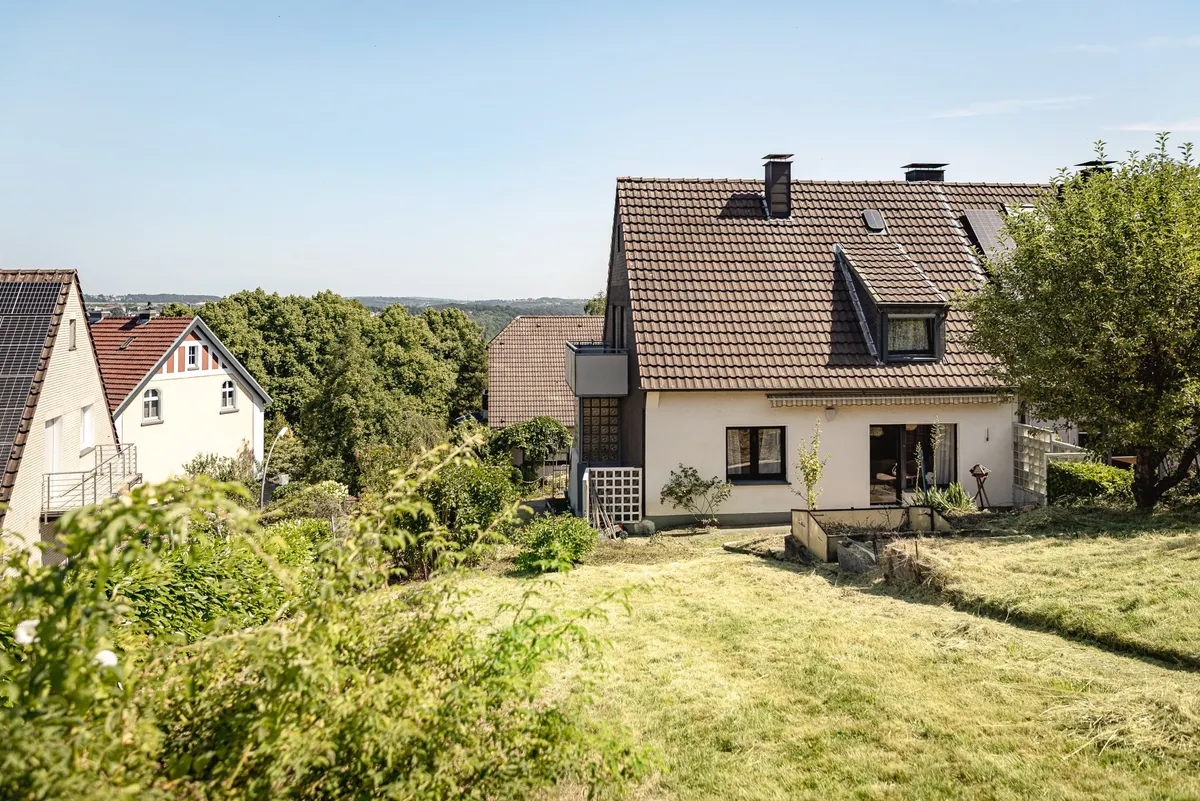 Blick auf das Haus vom Garten