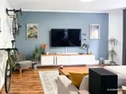 lichtdurchflutetes Wohnzimmer