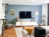 lichtdurchflutetes Wohnzimmer