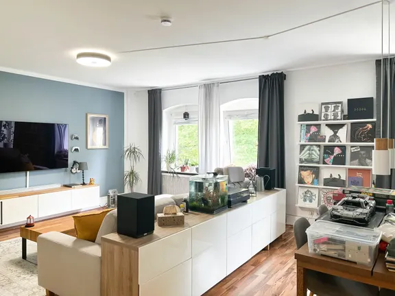 geräumiges Wohnzimmer