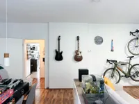 geräumiges Wohnzimmer