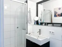 modernes Duschbadezimmer