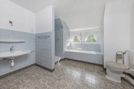 Tageslichtbad mit Dusche und Wanne