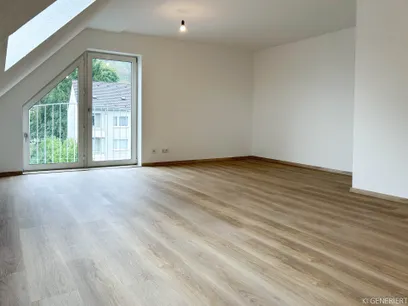 lichtdurchflutetes Wohnzimmer