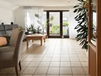 großzügiges Wohnzimmer