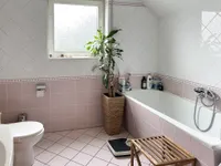 Badezimmer mit Fenster 