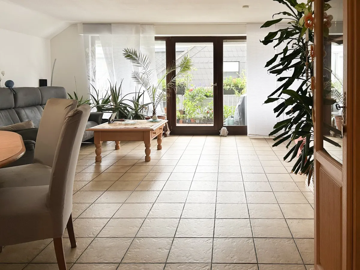 großzügiges Wohnzimmer
