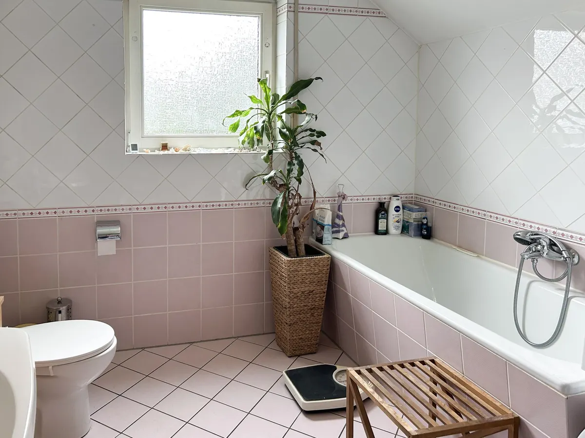 Badezimmer mit Fenster