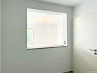 Küche mit Durchreiche zum Wohnbereich