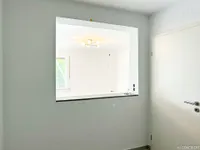 Küche mit Durchreiche zum Wohnbereich