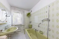 Tageslichtbad mit Wanne