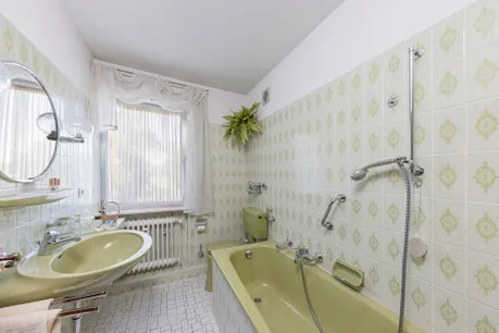 Tageslichtbad mit Wanne