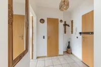großzügie Diele mit Abstellraum