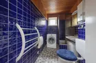 Badezimmer mit Dusche und Waschmaschienenanschluss