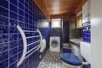 Badezimmer mit Dusche und Waschmaschienenanschluss